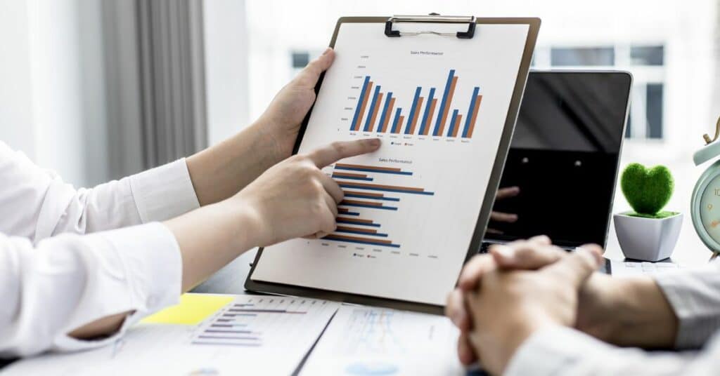 איך מערכת CRM יכולה לשפר את תהליך המכירות של העסק