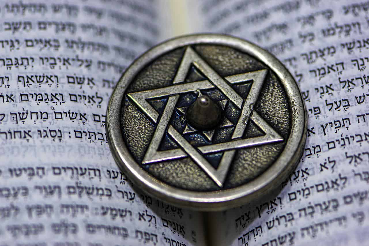 אילו תכשיטים משולבים טוב עם מגן דוד מעוצב